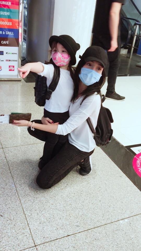Thời trang sân bay của hai mẹ con Elly Trần cũng ton sur ton.