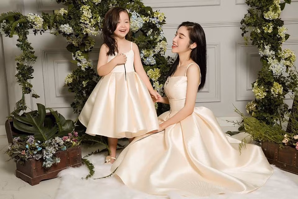 Hai mẹ con hóa công chúa với kiểu đầm màu kem.