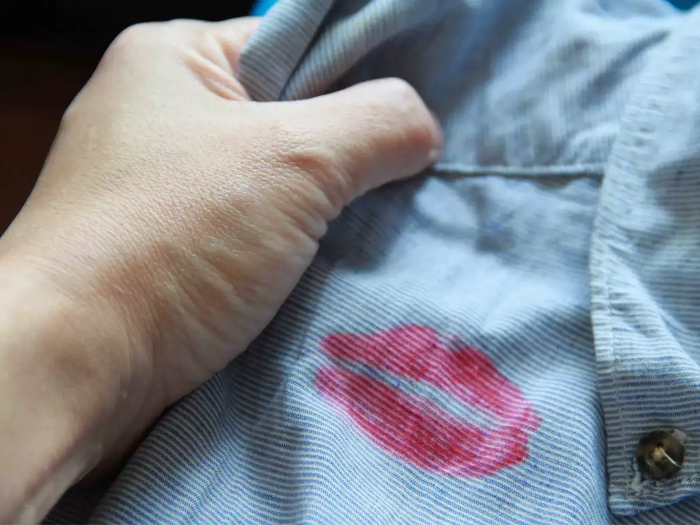 Các nhà nghiên cứu kết luận rằng cảm giác rời xa người yêu và không hài lòng trong mối quan hệ là những yếu tố hàng đầu khiến người ấy không chung thủy.