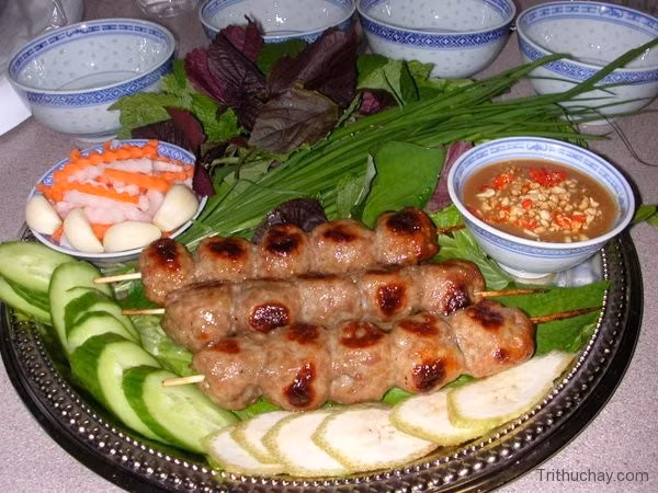 Bún xào nem nướng: Khi tới Bạc Liêu, bạn sẽ mê ngay món bún xào nem nướng vô cùng mới lạ và thơm ngon. Từng sợi bún trắng mềm ăn kèm với nem nướng nóng hổi, rau sống tươi ngon, tạo nên món ngon không thể chối từ.