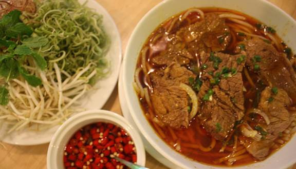 Bún bò cay: Nhắc tới bún bò, ắt hẳn nhiều người sẽ nghĩ ngay tới bún bò Huế mà quên đi bún bò cay – đặc sản Bạc Liêu. Khi ăn tô bún bò cay, bạn sẽ cùng lúc được cảm nhận vị thơm, ngọt, bùi, giòn, dai, béo, chua, cay…