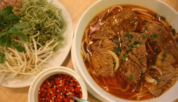 Bún bò cay: Nhắc tới bún bò, ắt hẳn nhiều người sẽ nghĩ ngay tới bún bò Huế mà quên đi bún bò cay – đặc sản Bạc Liêu. Khi ăn tô bún bò cay, bạn sẽ cùng lúc được cảm nhận vị thơm, ngọt, bùi, giòn, dai, béo, chua, cay…