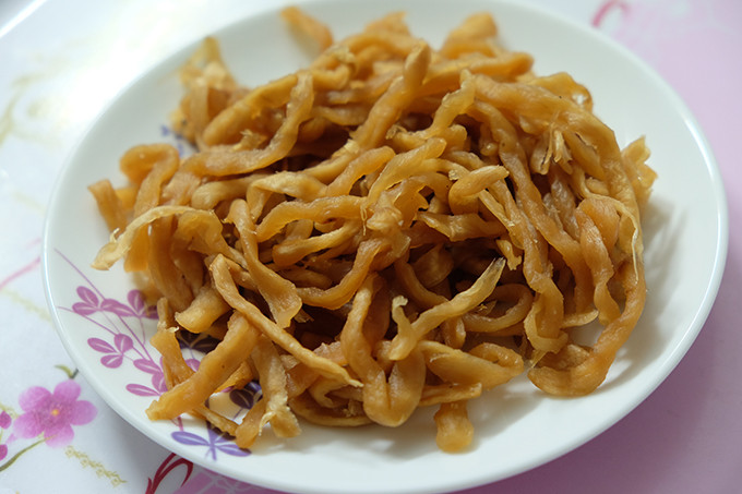 Cải xá bấu: Xá bấu chính là củ cải muối, có nguồn gốc từ người Trung Quốc. Khi qua bàn tay khéo léo của người Tiều (Triều Châu) ở Bạc Liêu, nó được chế biến khác đi và tạo thành món ăn có hương vị đặc trưng riêng của mảnh đất này. Cải xá bấu có thể nấu canh hay xào cùng thịt, trộn cùng sả bằm… đều rất ngon.