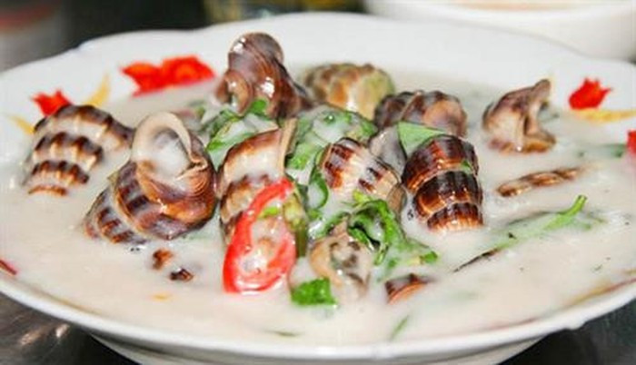 Ốc Bạc Liêu: Vì là vùng đất giáp với biển nên cua, ốc của Bạc Liêu rất phong phú. Người dân nơi dây đã biết tận dụng món quà từ biển cả để chế biến thành các món ăn thơm ngon hấp dẫn nhất Bạc Liêu như cua rang me, ốc xào, ốc trộn, gỏi ốc…làm thực khách xao xuyến.