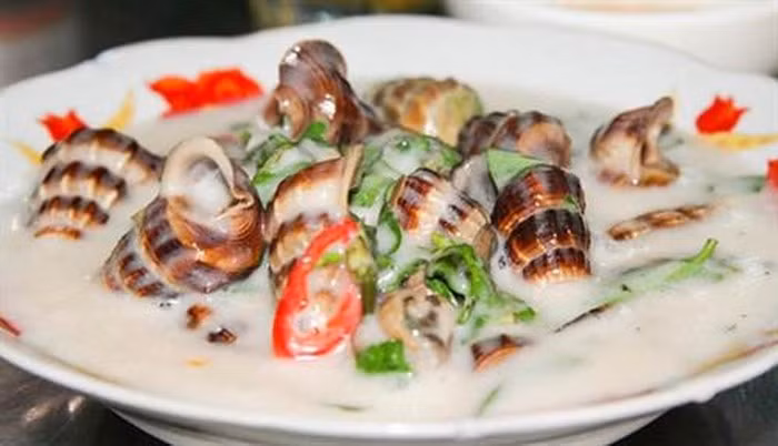 Ốc Bạc Liêu: Vì là vùng đất giáp với biển nên cua, ốc của Bạc Liêu rất phong phú. Người dân nơi dây đã biết tận dụng món quà từ biển cả để chế biến thành các món ăn thơm ngon hấp dẫn nhất Bạc Liêu như cua rang me, ốc xào, ốc trộn, gỏi ốc…làm thực khách xao xuyến.