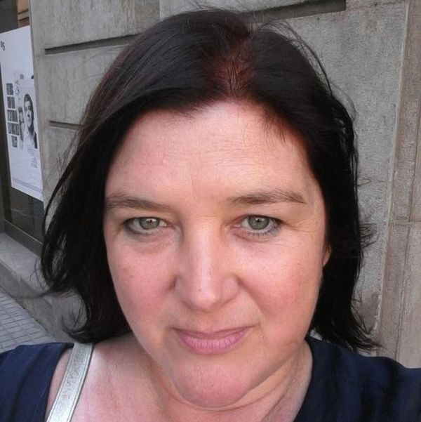 Nguoi phu nu ket hon voi… cay cau, ta 