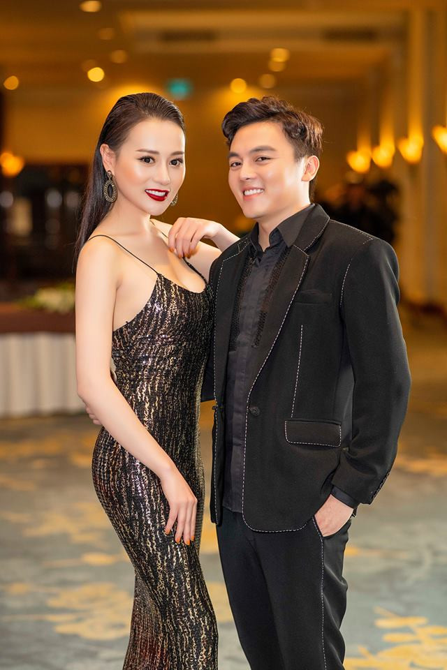 Cô nàng khéo khoe vòng một căng tròn trong chiếc váy hai dây lấp lánh.