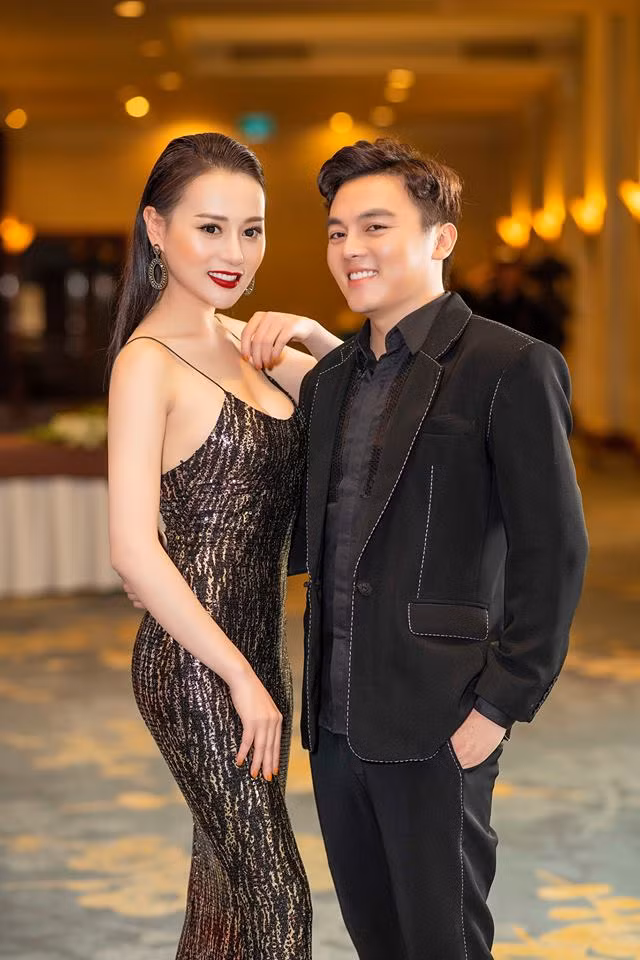 Cô nàng khéo khoe vòng một căng tròn trong chiếc váy hai dây lấp lánh.