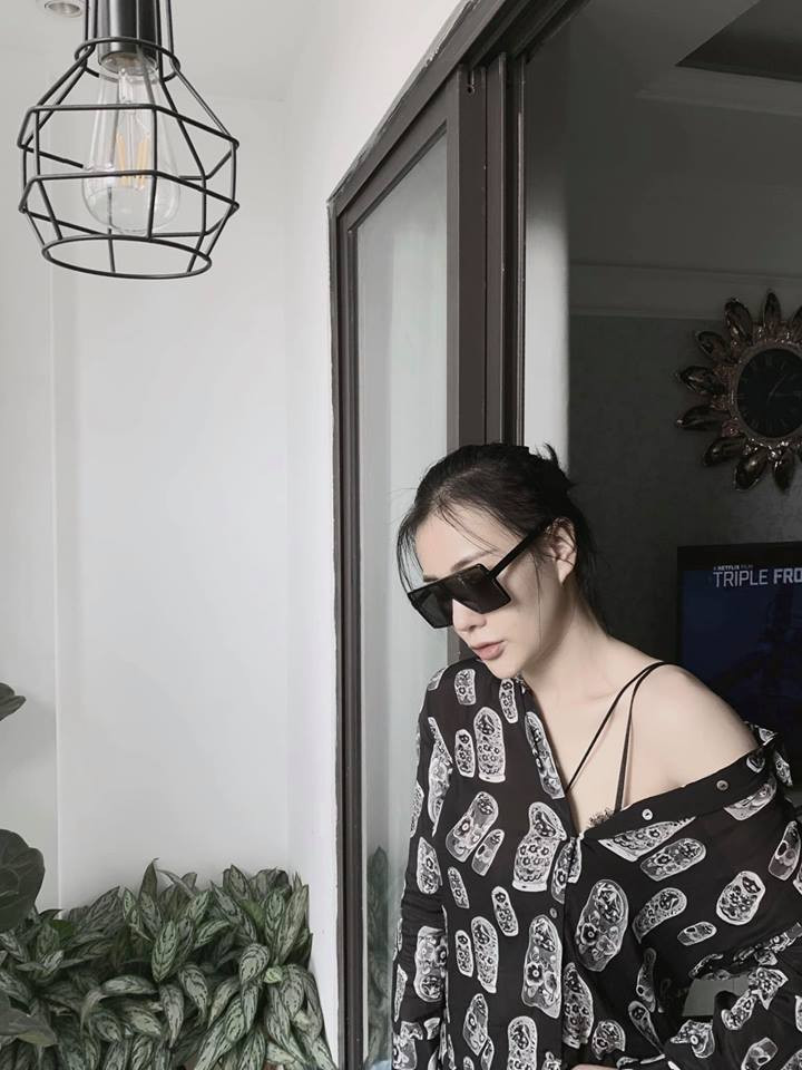 Áo lệch vai đầy quyến rũ.