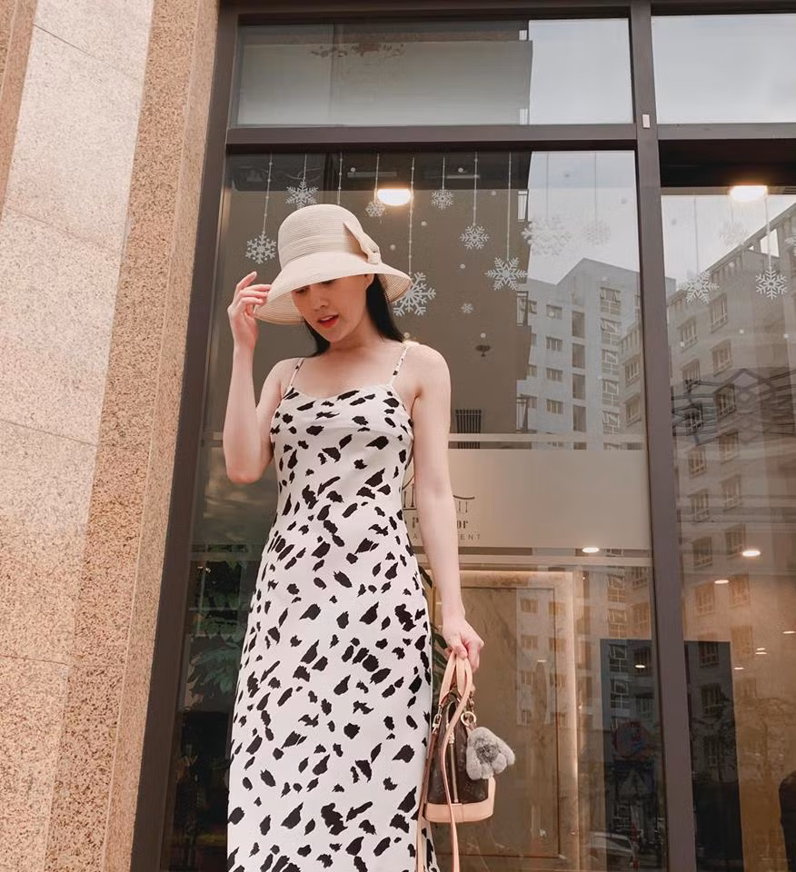 Trang phục phổ biến của nữ diễn viên là các loại váy 2 dây, váy xẻ cao và xẻ ngực sâu.