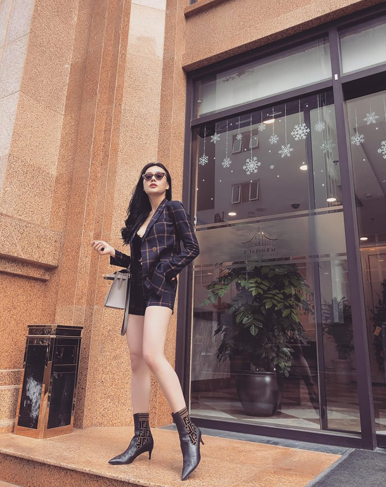 Người đẹp cũng khéo chọn quần ngắn khoe chân dài thon thả.