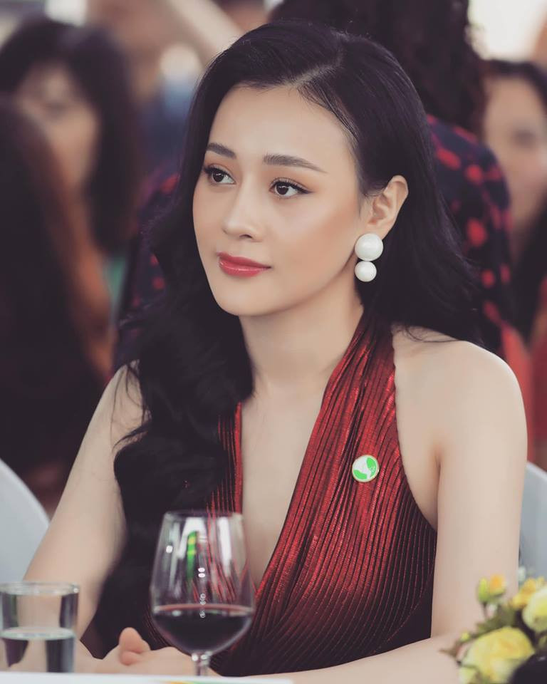 Ngoài đời, những dáng váy xẻ ngực sâu như thế này cũng là sự lựa chọn thường thấy của Phương Oanh.