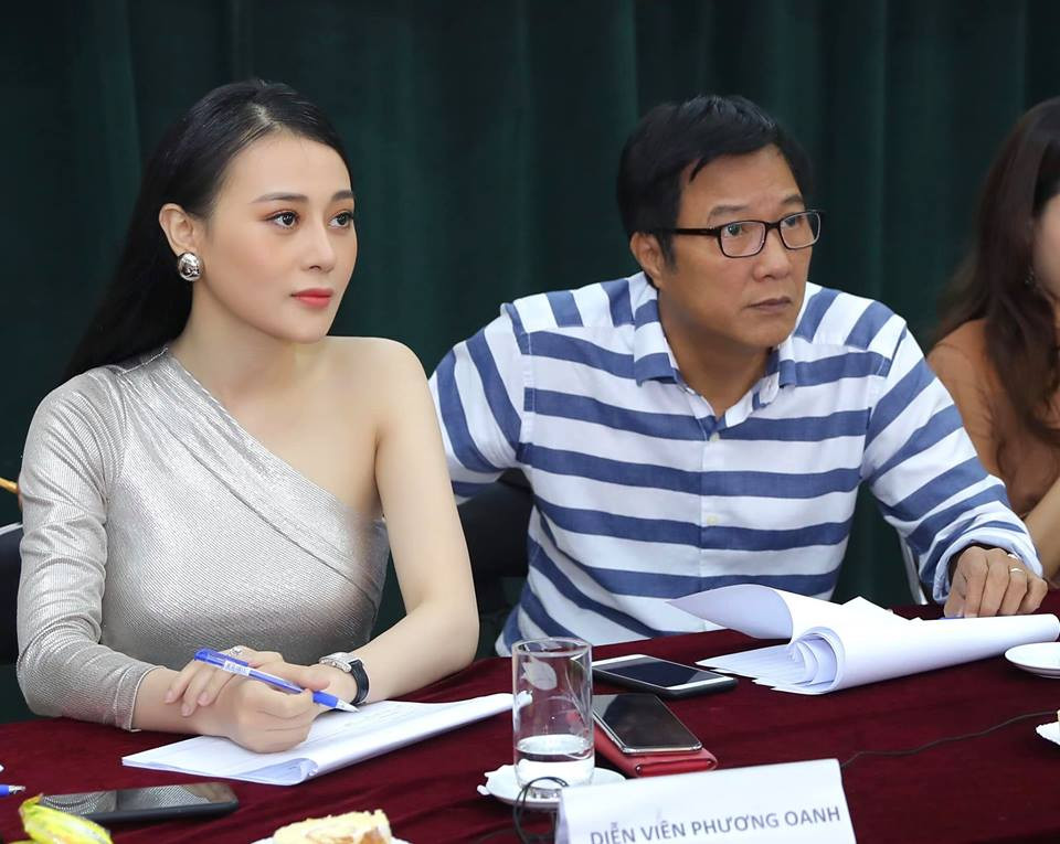 Váy lệch vai cũng là trang phục phổ biến của Phương Oanh.