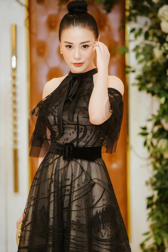 Sở hữu số đo ba vòng đáng mơ ước là 88-62-94 cm, người đẹp thường xuyên khoe hình thể nóng bỏng trong những bộ trang phục cắt xẻ táo bạo.