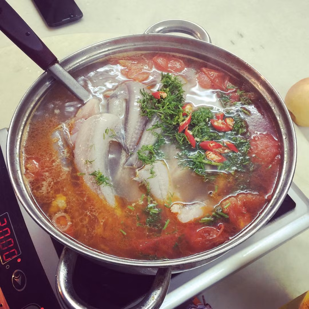 Lẩu cá khoai Quảng Bình: Lẩu cá khoai (cá cháo) là một trong những đặc sản Quảng Bình níu chân nhiều du khách. Từ cuối mùa hè đến đầu mùa đông, ngư dân đánh bắt được nhiều cá khoai. Lẩu cá khoai ăn với mì sợi, bánh đa nhúng, hoặc với bún đều rất ngon.