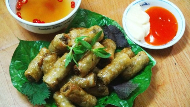 Ram đẻn biển trở thành món ăn ấy đã trở thành niềm tự hào của người dân. Đẻn biển chính là một loài rắn biển, thân nhỏ và thon, dài từ 1 đến 2 mét, có vảy, mình vằn da nhám, đầu nhỏ đuôi dẹt. Đẻn sẽ được làm sạch, lấy hết ruột, da và huyết đen trên sống lưng, xay cả xương thật nhuyễn. Sau đó các gia vị sẽ được cho vào và được trộn đều, ướp một lúc lấy ra cho vào bánh đa cuốn thành từng chiếc ram nhỏ.