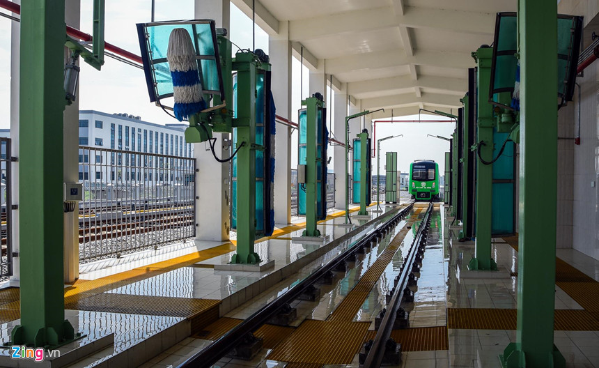 Cấu tạo của hệ thống gồm sáu vòi phun nước, bảy cột rửa (hai bên sườn tàu và trên nóc tàu), hai cột phun khí làm khô... tất cả đều được lắp cảm biến để khi tàu đi qua sẽ tự động quay và phun nước. Bên cạnh đó còn có hệ thống camera giám sát được kết nối với phòng điều khiển. 