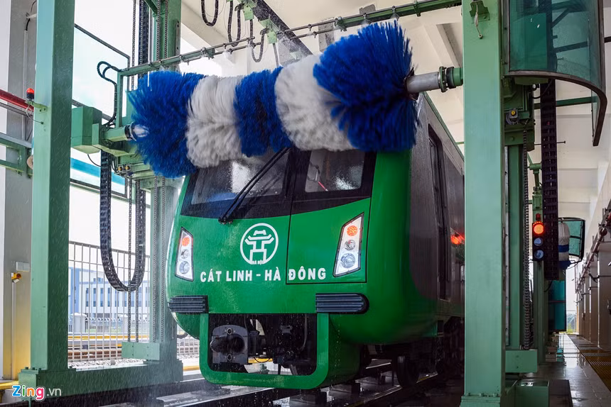 Trước khi vào khu vực rửa tàu, lái tàu tắt điều hòa, chỉnh cần gạt nước về vị trí quy định. 