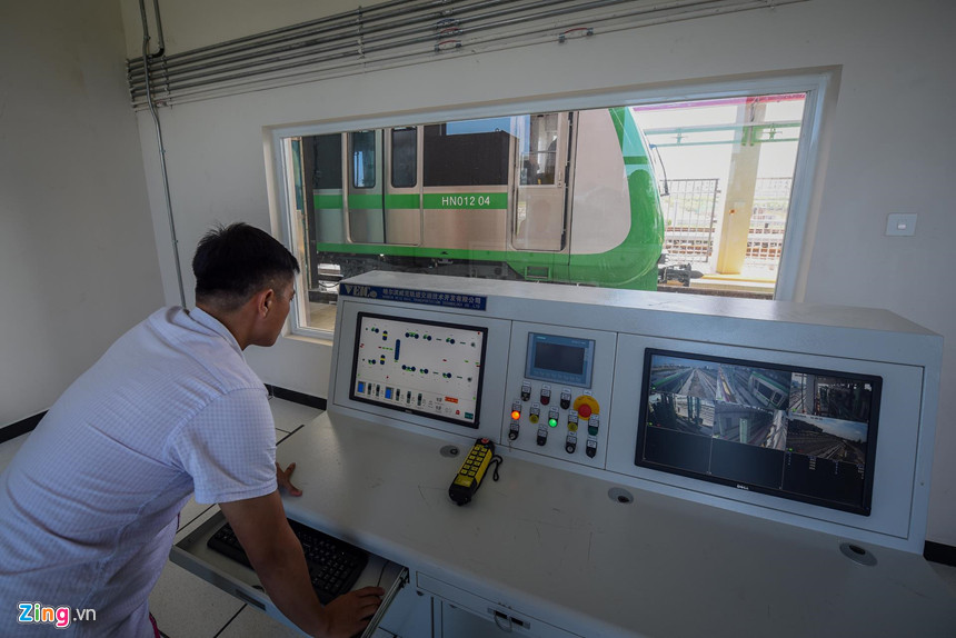 Anh Lê Văn Thái (nhân viên quản lý và vận hành khu rửa tàu) cho biết hệ thống có khả năng tự động hoá cao. Ngoài camera được lắp đặt ở nhiều nơi thì những thông số quan trọng như áp lực nước, chổi nào đang hoạt động, vị trí tàu đang ở đâu đều được hiển thị rõ ràng và việc vận hành hệ thống cũng rất thuận tiện chỉ qua vài nút bấm.