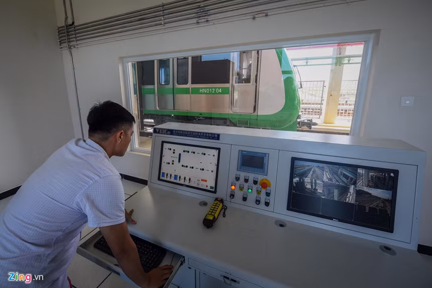 Anh Lê Văn Thái (nhân viên quản lý và vận hành khu rửa tàu) cho biết hệ thống có khả năng tự động hoá cao. Ngoài camera được lắp đặt ở nhiều nơi thì những thông số quan trọng như áp lực nước, chổi nào đang hoạt động, vị trí tàu đang ở đâu đều được hiển thị rõ ràng và việc vận hành hệ thống cũng rất thuận tiện chỉ qua vài nút bấm.