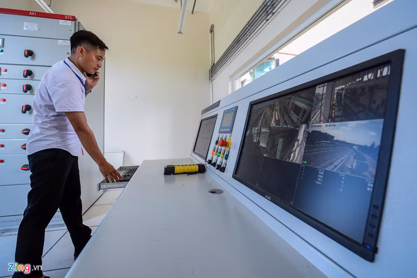 Phòng điều khiển hệ thống rửa tàu tự động chỉ cần một nhân viên làm việc. 