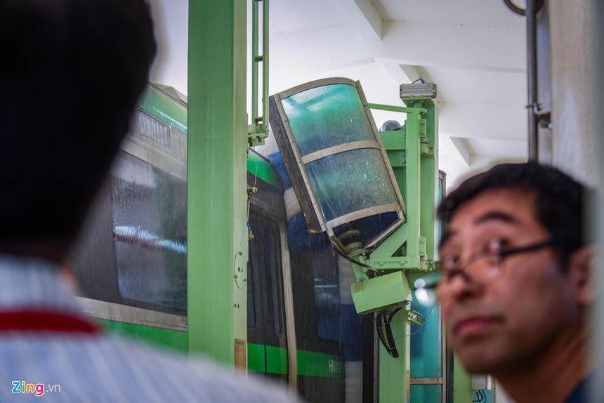 Trong quá trình vận hành nhà rửa tàu tự động luôn có sự quan sát của chuyên gia Trung Quốc. Sau khi rửa sạch, đoàn tàu được di chuyển về bãi tập kết tàu cũng là nơi bảo dưỡng và sửa chữa.