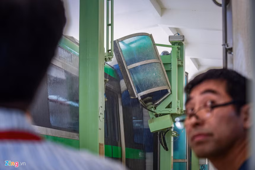 Trong quá trình vận hành nhà rửa tàu tự động luôn có sự quan sát của chuyên gia Trung Quốc. Sau khi rửa sạch, đoàn tàu được di chuyển về bãi tập kết tàu cũng là nơi bảo dưỡng và sửa chữa.