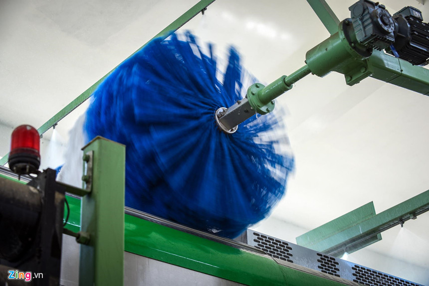 Chổi làm sạch tàu được làm từ chất liệu nhựa đặc biệt, nhập khẩu từ Nhật Bản để đảm bảo không gây xước sơn vỏ tàu trong quá trình rửa.