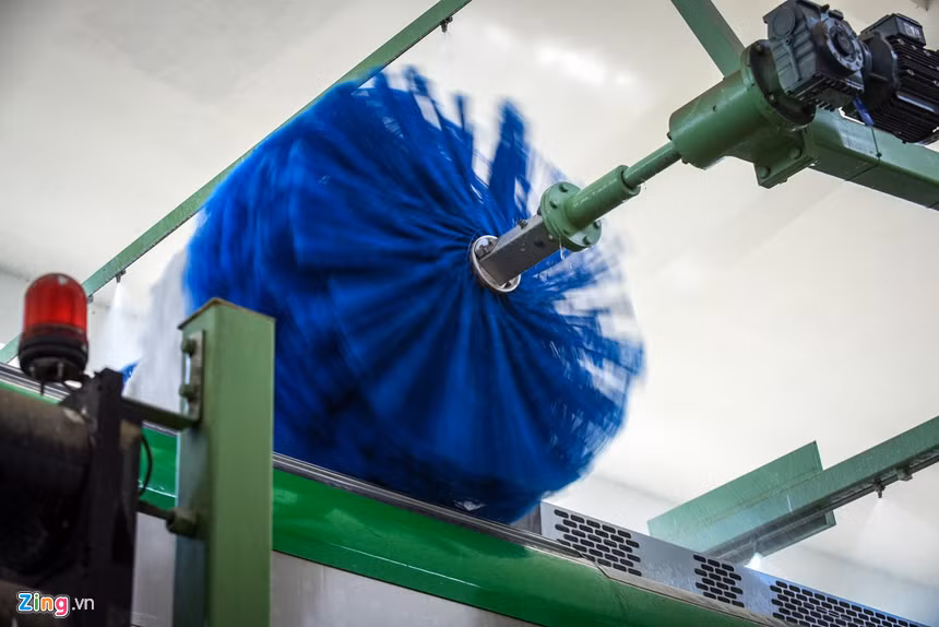 Chổi làm sạch tàu được làm từ chất liệu nhựa đặc biệt, nhập khẩu từ Nhật Bản để đảm bảo không gây xước sơn vỏ tàu trong quá trình rửa.