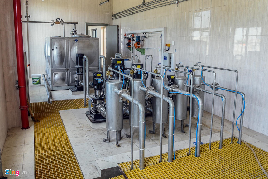 Bên trong nhà điều hành là khu vực đặt máy lọc nước có nhiệm vụ pha trộn chất hoá học sau đó đưa vào hệ thống bơm công suất lớn để rửa tàu. Tất cả hệ thống này đều được chạy tự động.