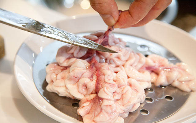 Cách ăn mà người Nhật yêu thích nhất là sau khi hâm nóng một chút, nó được ăn cùng với nước sốt chua cùng với củ cải bào nhuyễn và hành lá cắt mỏng.