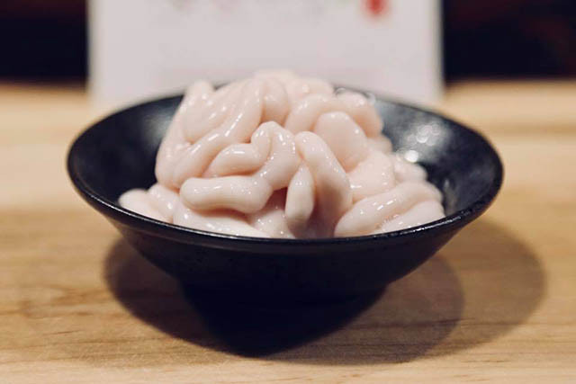 Với những người không thể chịu được mùi vị tanh của tinh hoàn cá thì thường ăn kiểu nướng hoặc ngâm trong nước tương. Dù là chế biến bằng cách nào đi chăng nữa thì Shirako vẫn giữ nguyên được kết cấu mềm mịn như đậu hũ non.