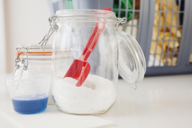 Các loại hóa chất làm sạch quần áo: Một số loại hóa chất có trong bột giặt hoặc nước giặt có thể ảnh hưởng đến chu kì kinh nguyệt và khả năng sinh sản ở phụ nữ. Bên cạnh đó, các hóa chất này cũng có thể ảnh hưởng đến chất lượng tinh trùng. Để đảm bảo an toàn, hãy thay các loại bột giặt gốc dầu sang các loại bột giặt không mùi, gốc thực vật.