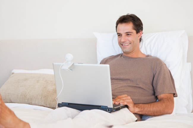 Máy tính xách tay: Chúng ta đang ở thời đại mà điện thoại thông minh và máy tính xách tay là những vật dụng không thể thiếu. Tuy nhiên, những thiết bị hiện đại này cũng gây nguy cơ mắc một số vấn đề về sức khỏe, bao gồm cả vô sinh. Một nghiên cứu cho thấy việc đặt laptop lên đùi có thể ảnh hưởng đến chất lượng tinh trùng và có thể gây vô sinh.