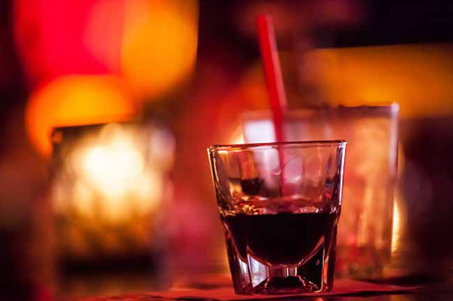 Cồn: Một nghiên cứu của Harvard cho thấy phụ nữ uống đồ uống có cồn ít nhất một lần mỗi ngày có nguy cơ vô sinh cao hơn 50% so với phụ nữ không uống đồ uống có cồn. Cơ thể ta không thể tự loại bỏ lượng hormone thừa khi phải xử lí lượng cồn được hấp thu.