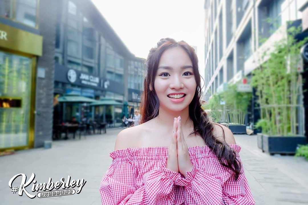 Khi ra phố, cô chọn áo trễ vai quyến rũ.