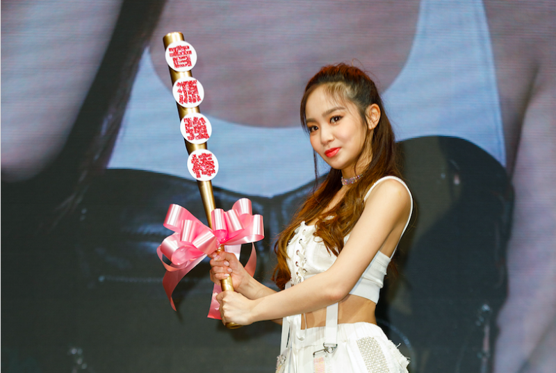 Trang phục trên sân khấu của nàng ca sĩ này cũng hết sức gợi cảm và cá tính.