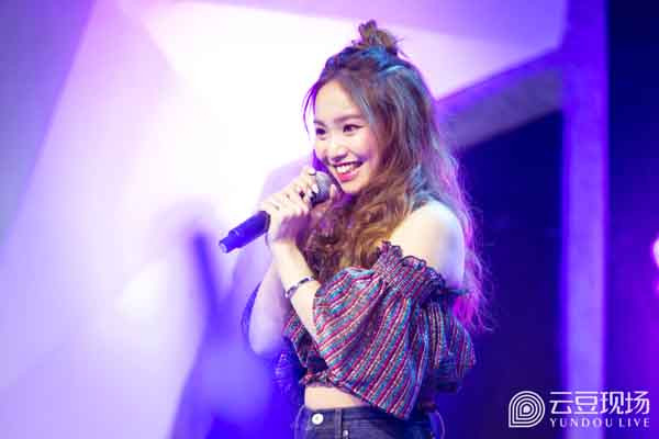 Trên sân khấu, cô cũng mặc áo trễ vai vừa khoe eo thon vừa khoe vai trần trắng nõn.