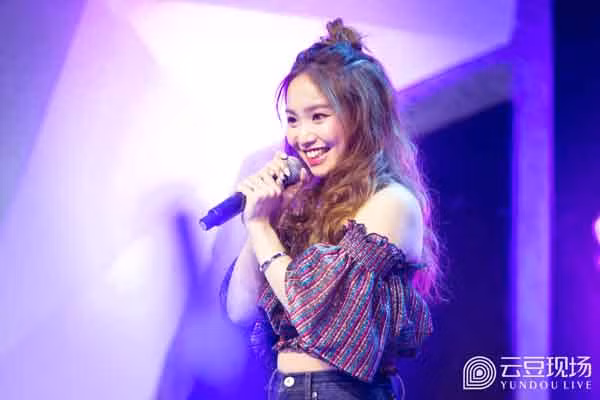 Trên sân khấu, cô cũng mặc áo trễ vai vừa khoe eo thon vừa khoe vai trần trắng nõn.