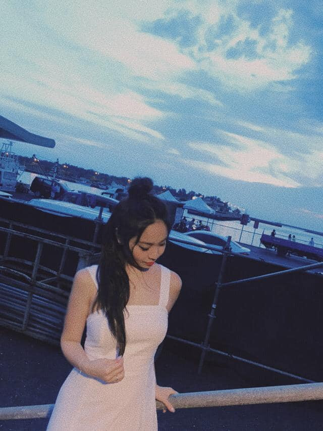 Kimberley Chen diện váy hai dây cực nữ tính.