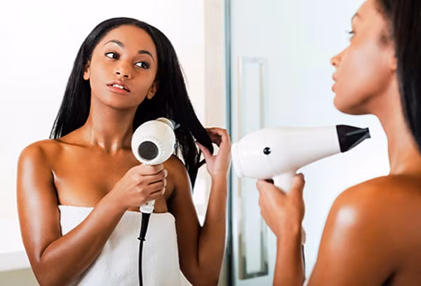 Sấy tóc quá nhiều: Sấy tóc quá nhiều có thể khiến mái tóc của bạn xơ rối và hư tổn. Sấy mát là cách để giữ mái tóc khỏe mạnh. Nếu không thể làm điều này, hãy đảm bảo nhiệt độ của máy sấy nhiệt ở mức thấp và để cách xa tóc ít nhất 18cm.