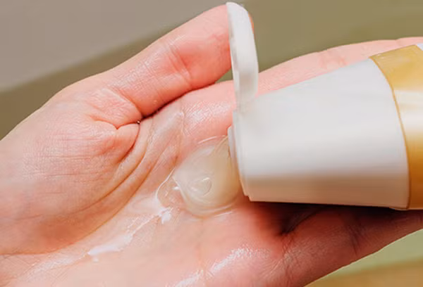 Dùng quá nhiều dầu gội: Đối với dầu gội, bạn chỉ cần sử dụng một lượng nhỏ là đủ. Tập trung vào việc làm sạch da đầu thay vì thoa dầu gội lên khắp mái tóc.