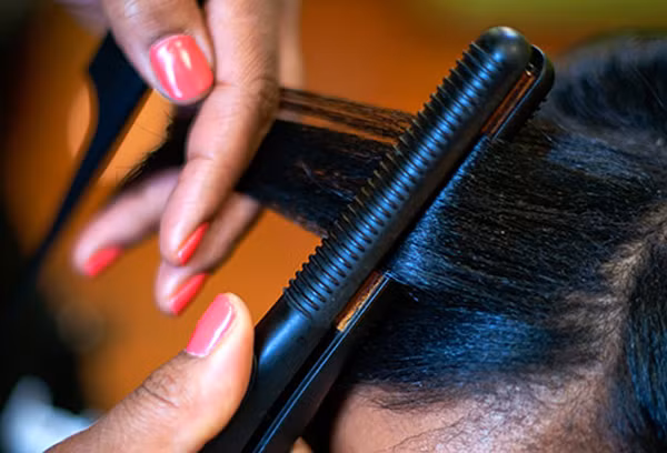 Ép tóc khi tóc ướt: Khi nhiệt gặp nước trên tóc, nó có thể tạo thành hơi nước và gây hiện tượng “bong bóng tóc”. Tóc bạn trở nên giòn với ngọn tóc quăn và dễ đứt gãy. Hãy đảm bảo tóc bạn đã khô trước khi sử dụng máy làm tóc bằng nhiệt, đồng thời để máy ở mức nhiệt thấp nhất có thể và sử dụng xịt chống nhiệt trước khi tạo kiểu,