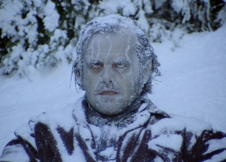 Nhạy cảm với cái lạnh: Trời không lạnh lắm nhưng bạn vẫn phải đắp chăn hoặc đôi khi bạn thấy ớn lạnh trong khi những người khác mặc áo phông mát mẻ. Điều đó có thể là do bạn đang bị thiếu iốt.