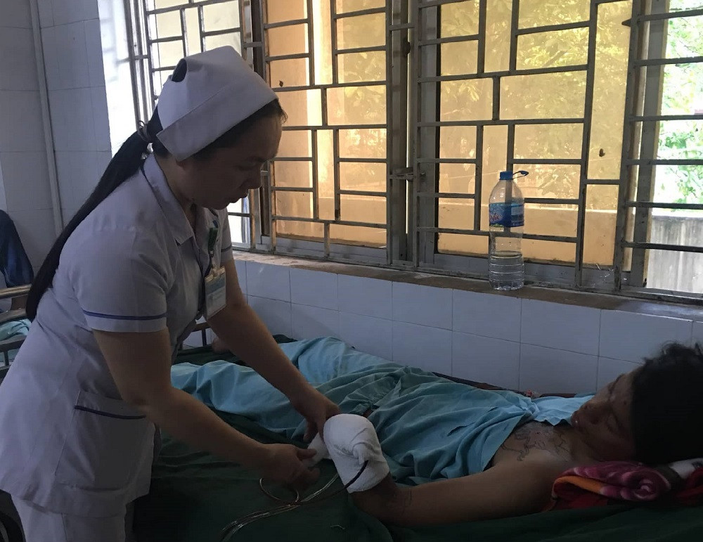 Dung dien thoai khi sac, nam thanh nien o Dong Nai bi no nat ban tay