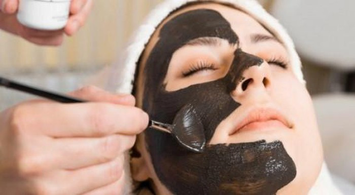 Mặt nạ dưỡng da than hoạt tính: Trộn đều bột than hoạt tính, bột dưỡng, sữa tươi không đường thành hỗn hợp sệt và thoa trực tiếp hỗn hợp lên mặt. Đợi cho mặt nạ khô và cảm giác da hơi căng thì có thể rửa sạch bằng một chiếc khăn ẩm dấp nước lên mặt cho mềm rồi mới rửa sạch bằng nước.