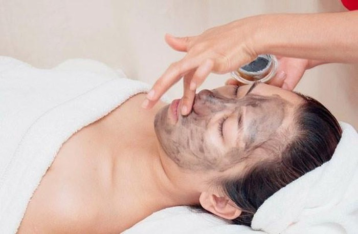 Sữa rửa mặt và rửa tay than hoạt tính: Cách làm rất đơn giản, chỉ cần trộn bột than tre hoạt tính (bột than chiếm khoảng 10-15%) cùng với loại sữa rửa mặt bất kỳ bạn đang dùng, thoa một lượng nhỏ lên mặt và massage đều trên da, sau đó rửa sạch bằng nước và lau khô. Tương tự như vậy để rửa tay.