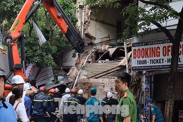  Sập nhà trên phố Hàng Bông: Mới đây, sáng 2/7, ngôi nhà số 56 phố Hàng Bông (phường Hàng Gai, quận Hoàn Kiếm, Hà Nội) bị sập gây náo loạn cả khu phố.