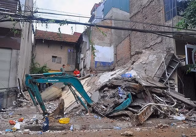 Sập nhà 43 Cửa Bắc, 2 người tử vong. Khoảng 3h30 sáng 4/8/2016, ngôi nhà 3 tầng 1 tum số 43 Cửa Bắc (quận Ba Đình – Hà Nội) bất ngờ bị đổ sập hoàn toàn.