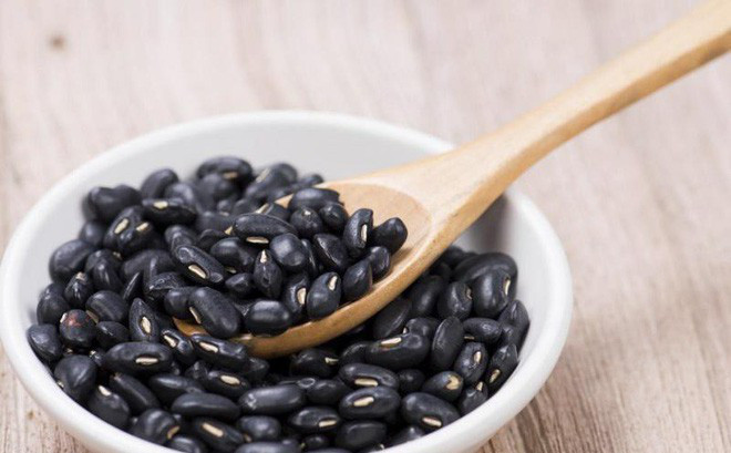 Đậu đen: Thành phần của đậu đen chứa rất nhiều chất xơ hòa tan – một “vũ khí” hủy diệt mỡ bụng. Do vậy, đậu đen không chỉ hỗ trợ tiêu hóa tốt mà còn giúp bạn lấy lại vóc dáng thon thả.